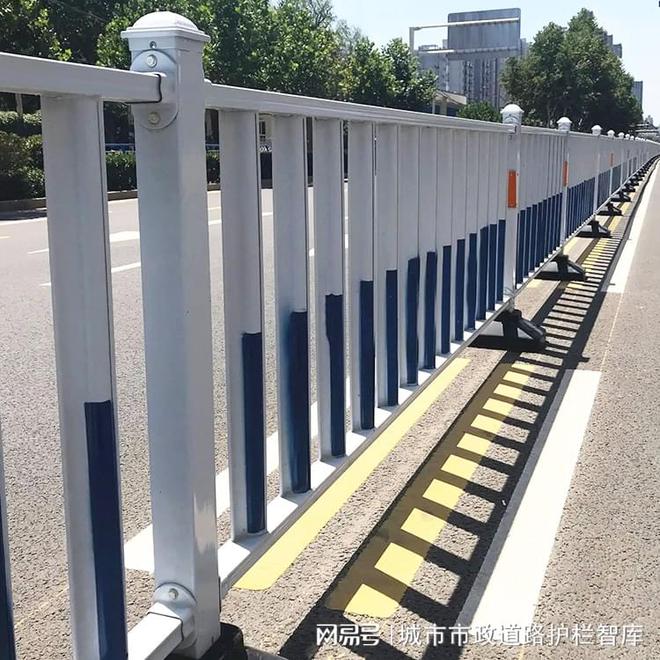 栏：城市交通的双面镜冰球突破市政道路护