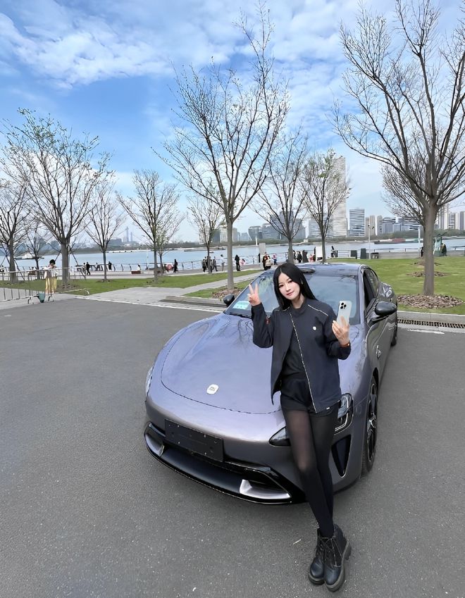 车主质量都这么高的吗？仙女也就长这样吧冰球突破豪华版app小米SU7的美女(图5)
